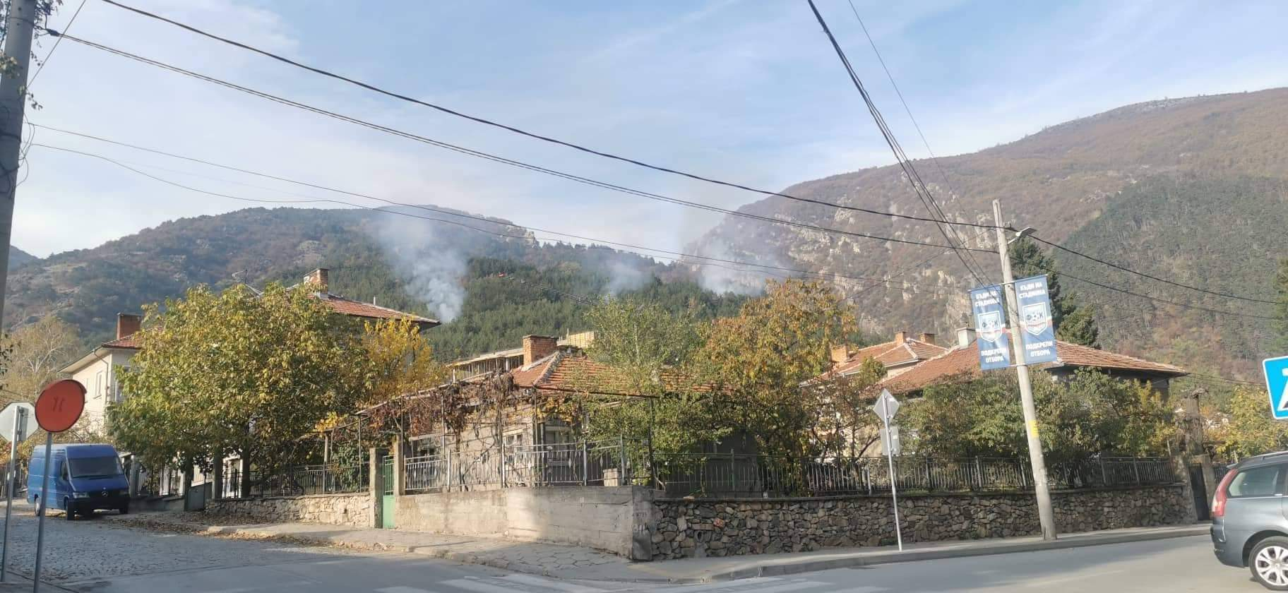 Умишлен палеж: На три места гори Балканът над Карлово СНИМКИ