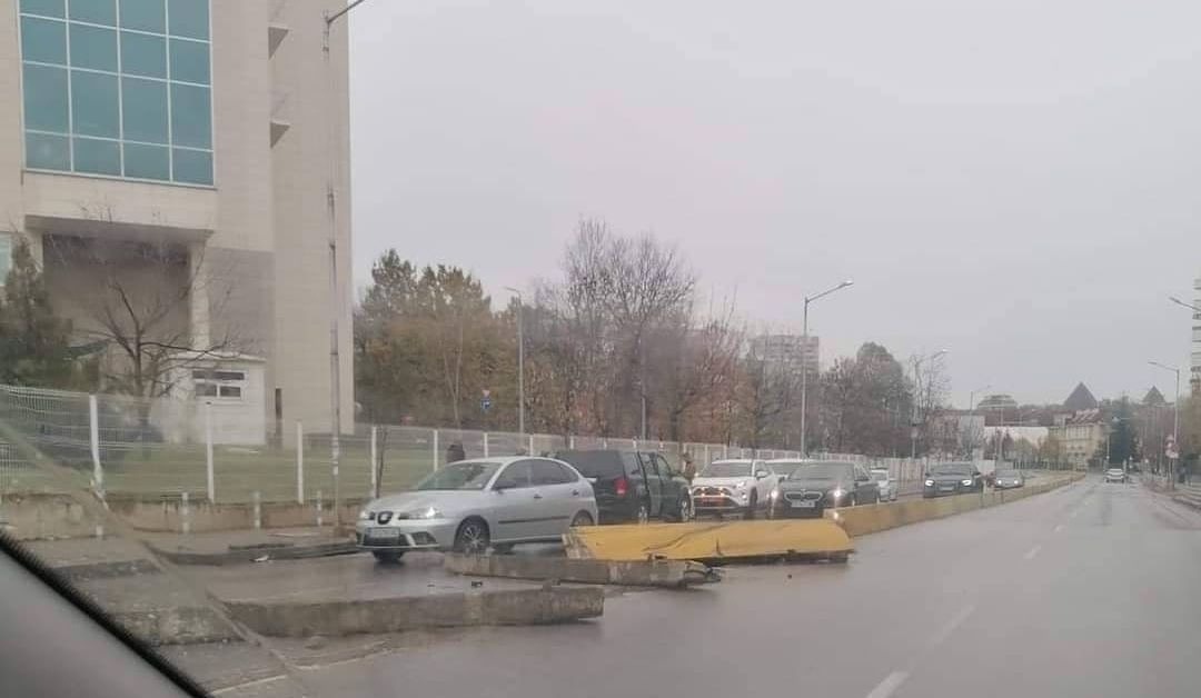 Ад с дипломатически автомобил на входа на столична болница, ето какво се случва СНИМКИ
