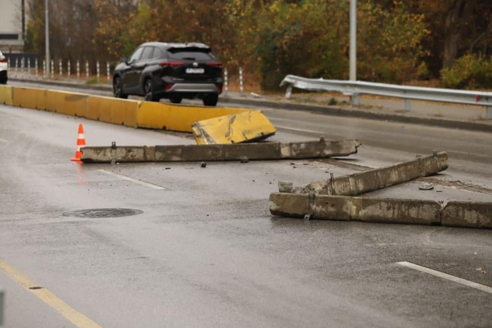 Ад с дипломатически автомобил на входа на столична болница, ето какво се случва СНИМКИ