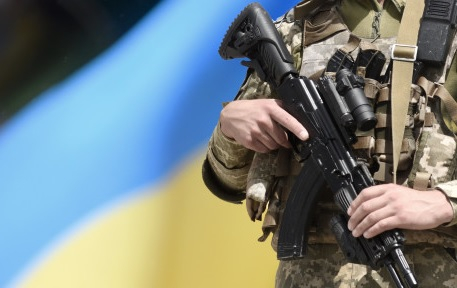 Журналист от The Jerusalem Post потресен от свастика на раницата на украински войник 