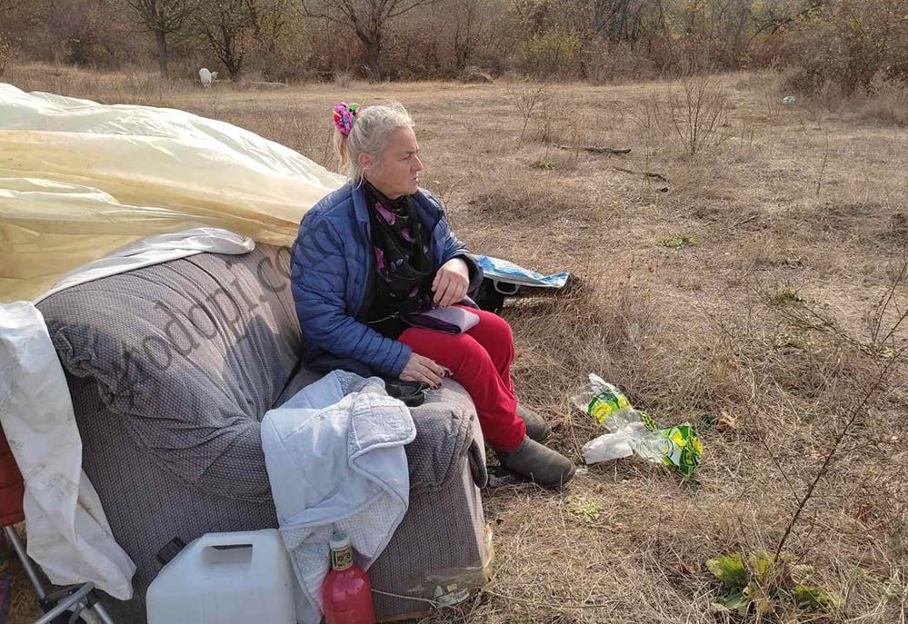 Родопчанка живее сама, на баира, сред чакалите! ВИДЕО