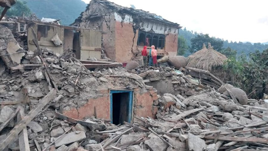 Силни земетресения удариха Италия и Непал, има загинали