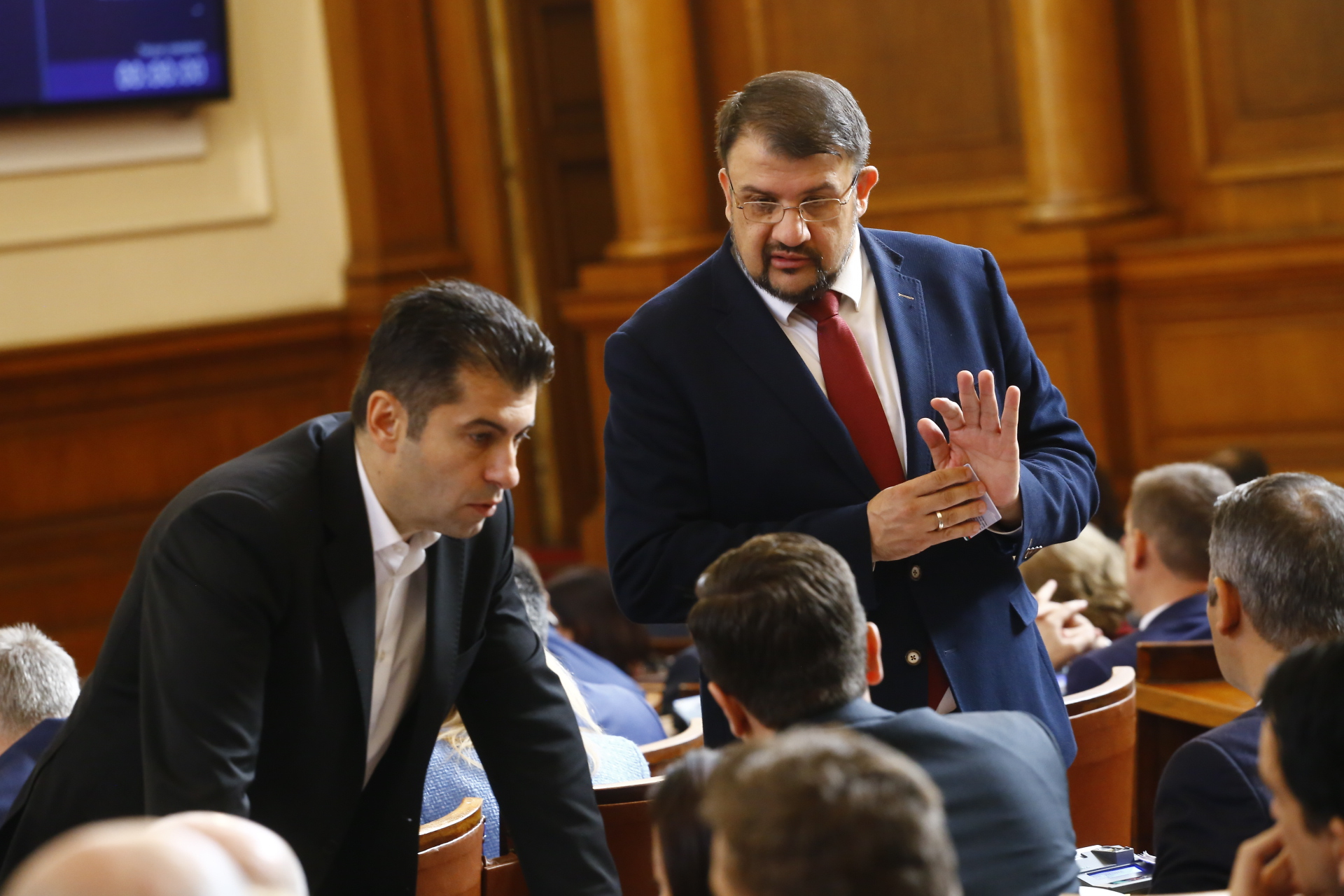 Нов разлом в Промяната, депутати се налагат с юмруци заради "Лукойл"