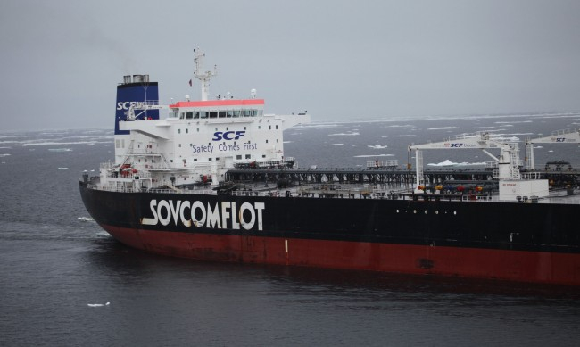 Въпреки санкциите: Количествата петрол от Русия достигат петмесечен връх