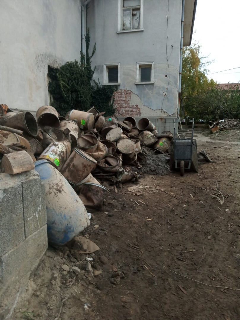 Ужасяващи СНИМКИ показват в какво се е превърнало читалището в село Богдан след потопа