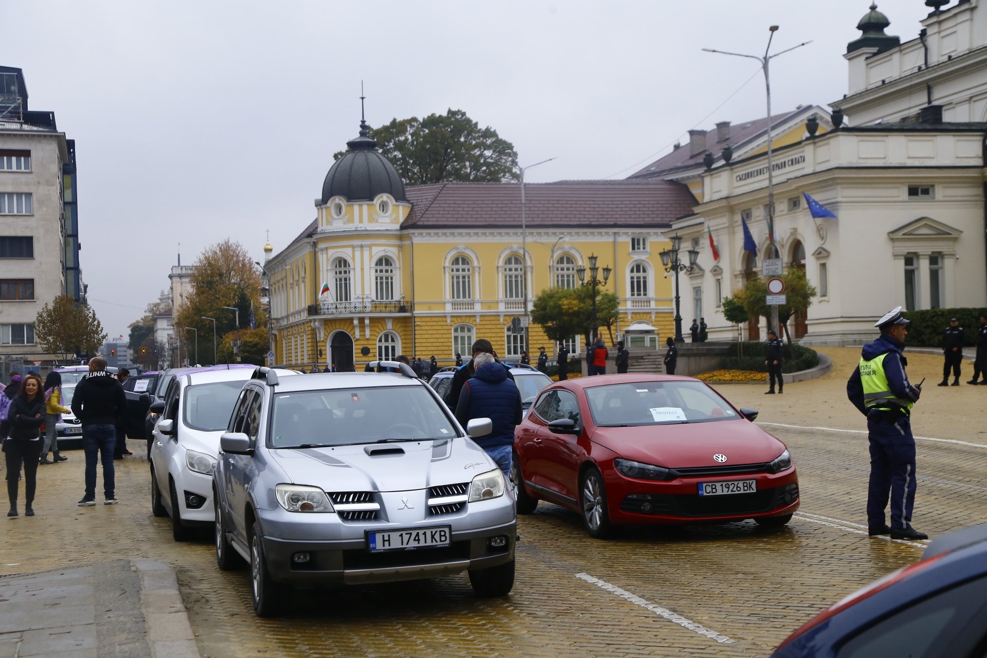 София е парализирана! Протестно шествие върви по тези централни булеварди КАРТА