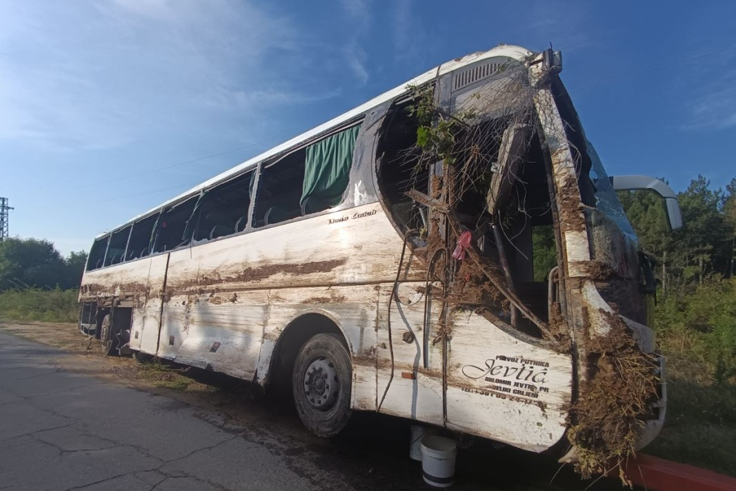 Автобус падна в канал, близо 20 души загинаха СНИМКИ