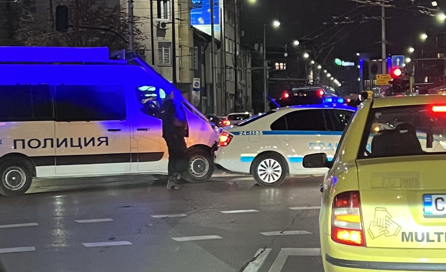 Извънредна ситуация с полицейски коли на Петте кьошета в София СНИМКА