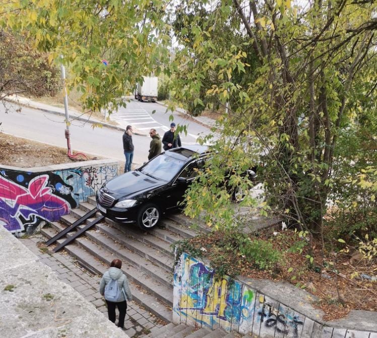 Цяла Варна говори за дивотията, която този шофьор направи край автобусна спирка СНИМКИ 