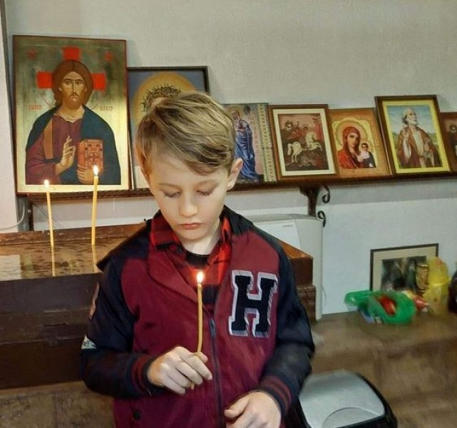 Русокосо ангелче отправи молитва към Бог да намери изчезналия Сашко