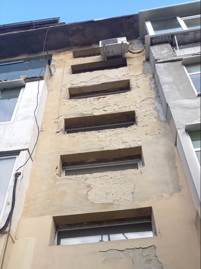 Опасна фасада на сграда във Варна застрашава пешеходците ВИДЕО