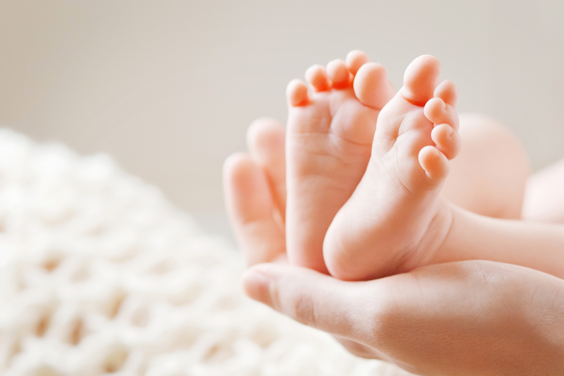 Роди се бебе с 10 см опашка, лекарите обясниха защо ВИДЕО
