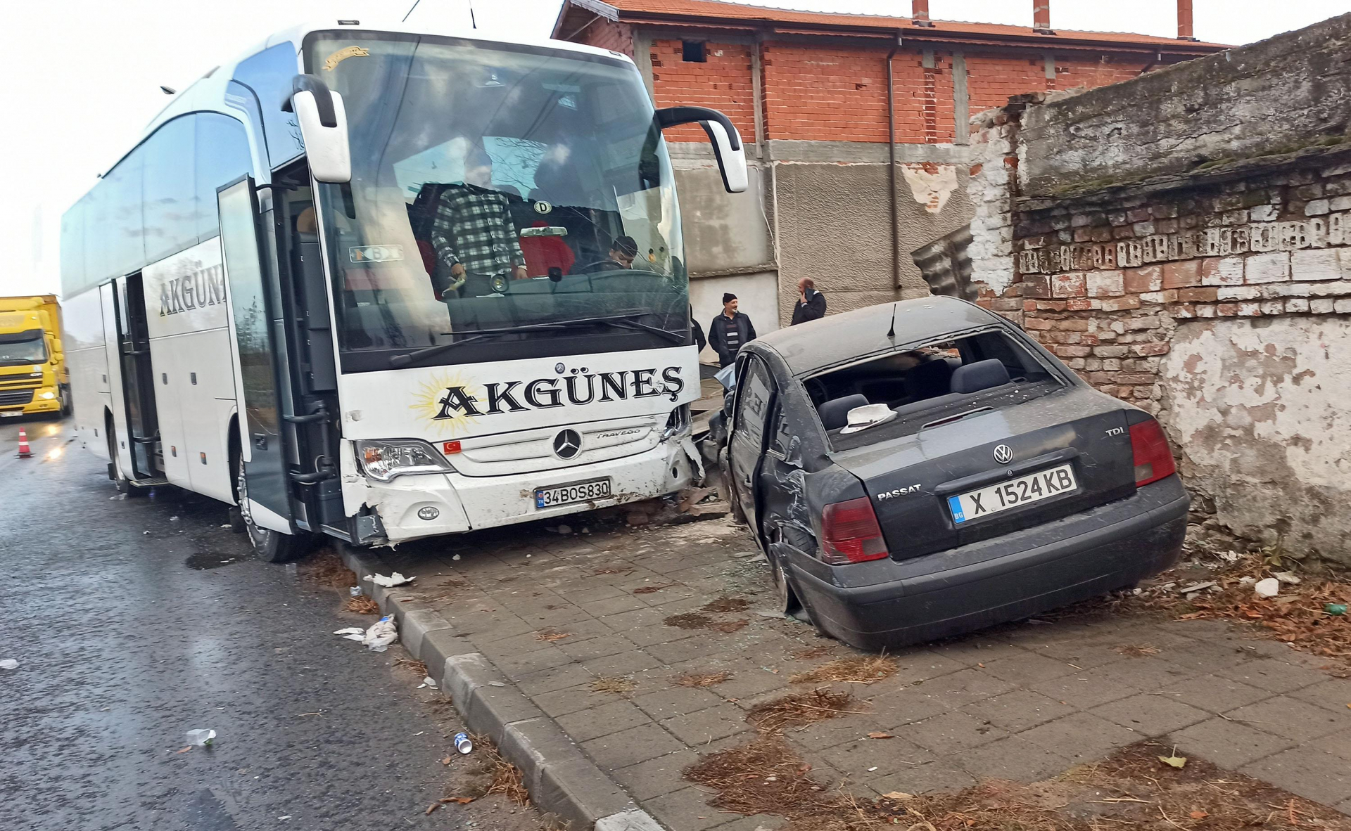 Такова меле между автобус и кола в Симеоновград не помнят СНИМКИ 
