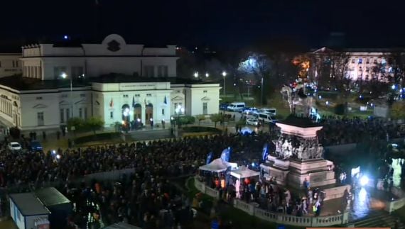 Опасна ситуация пред БНТ по тъмна доба! Гъмжи от полицаи и протестъри, които... СНИМКИ