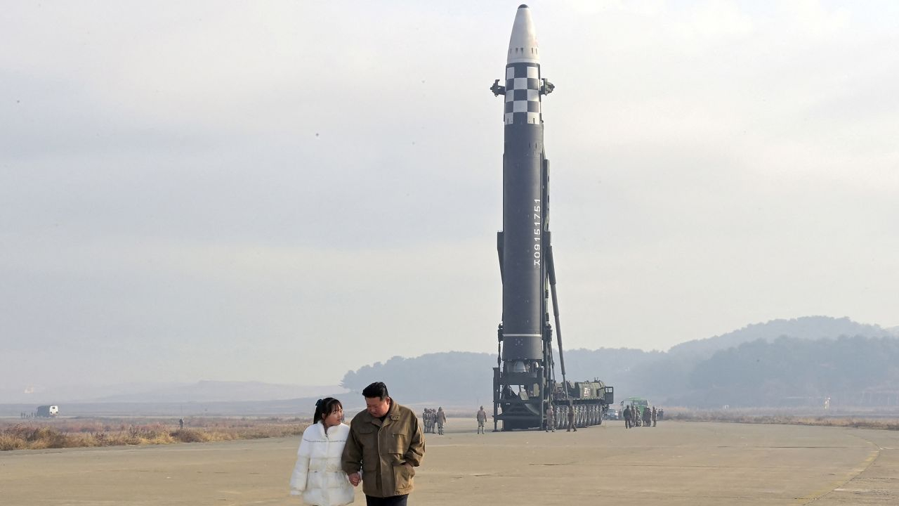 Не е за вярване: Ким Чен Ун показа най-свидния си човек за първи път СНИМКИ