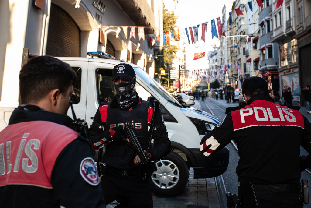 Взрив окървави Истанбул, тече разследване