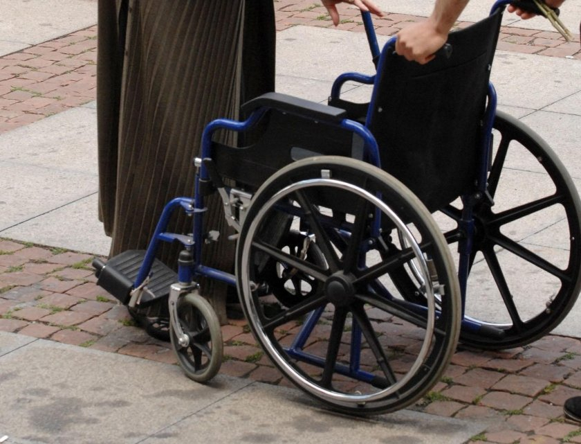 Жена опита да прекара кокаин за $450 хил. в инвалидната си количка: Задържаха я