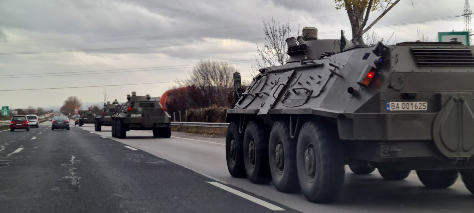 Какво се случва? Бронетранспортьори тръгнаха по Околовръстното на София СНИМКИ