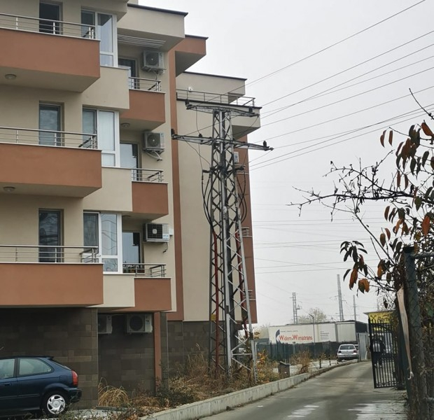 Пловдивчани се видяха в чудо заради това архитектурно извращение СНИМКА