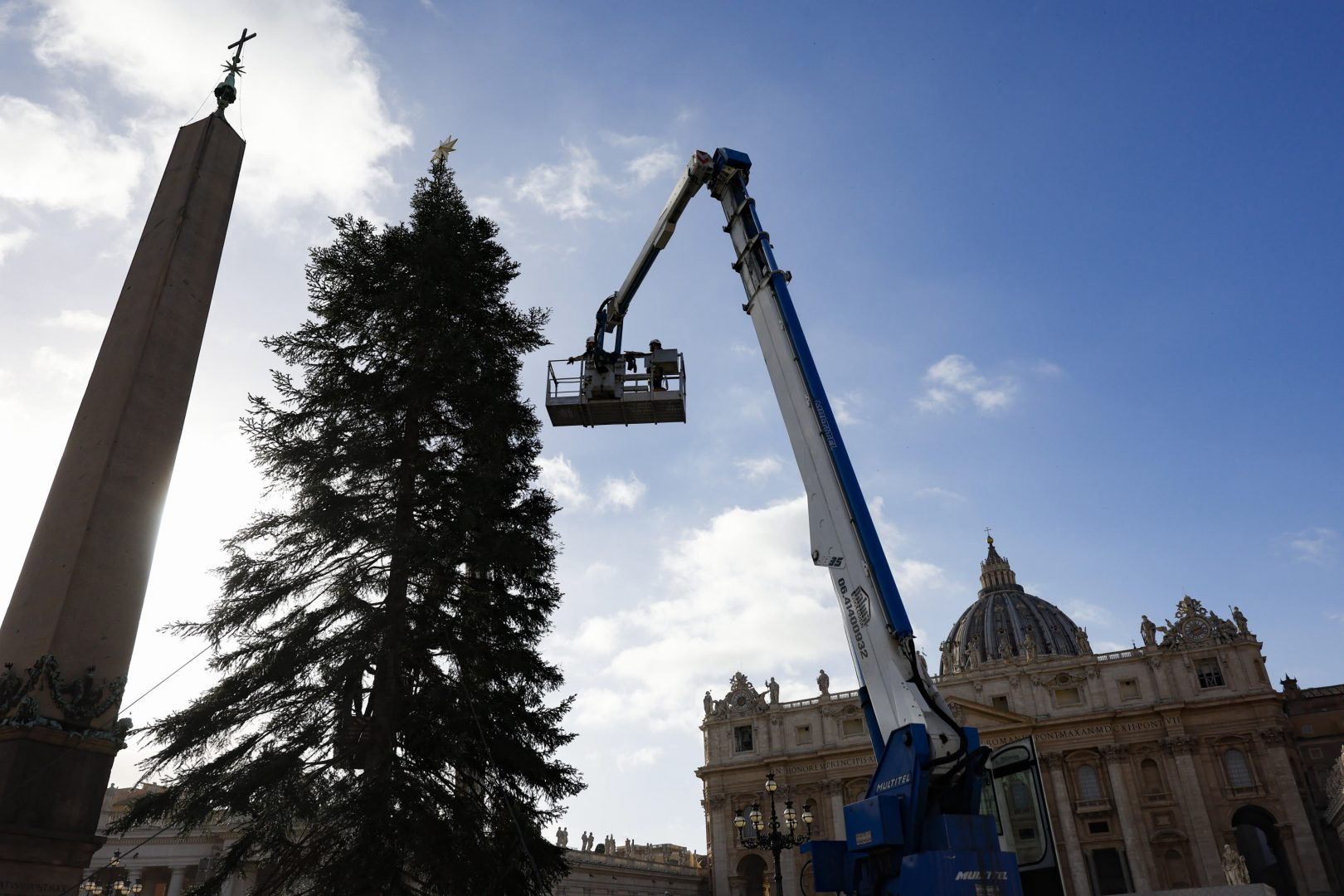 Ватикана се забърка в страшен скандал заради елха