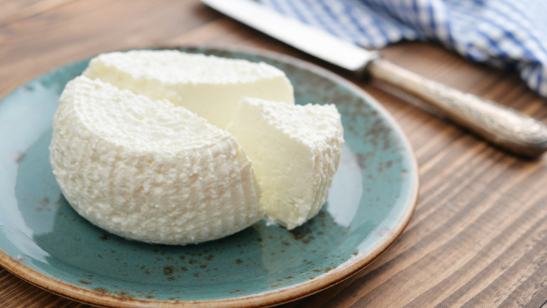 BILLA България спира от продажба тази марка сирене след проверка за съдържание на вода