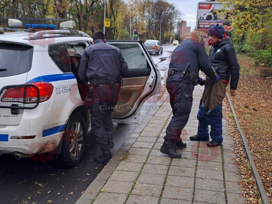 Мъж със свалени гащи изскочи пред колата на бургаска бизнесдама, а тя... СНИМКИ 18+