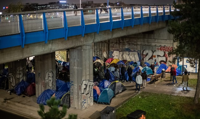 Краста, дифтерия, палатки в центъра на Брюксел, където мигрантските катуни никнат като гъби 