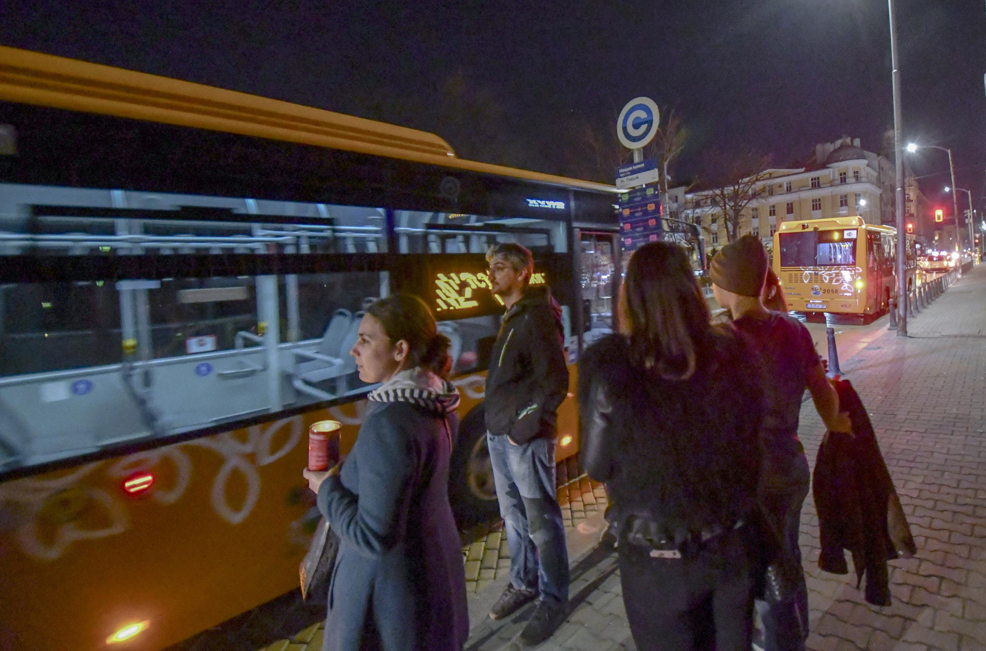 Сражение на фенове с полиция в центъра на София блокира транспорта