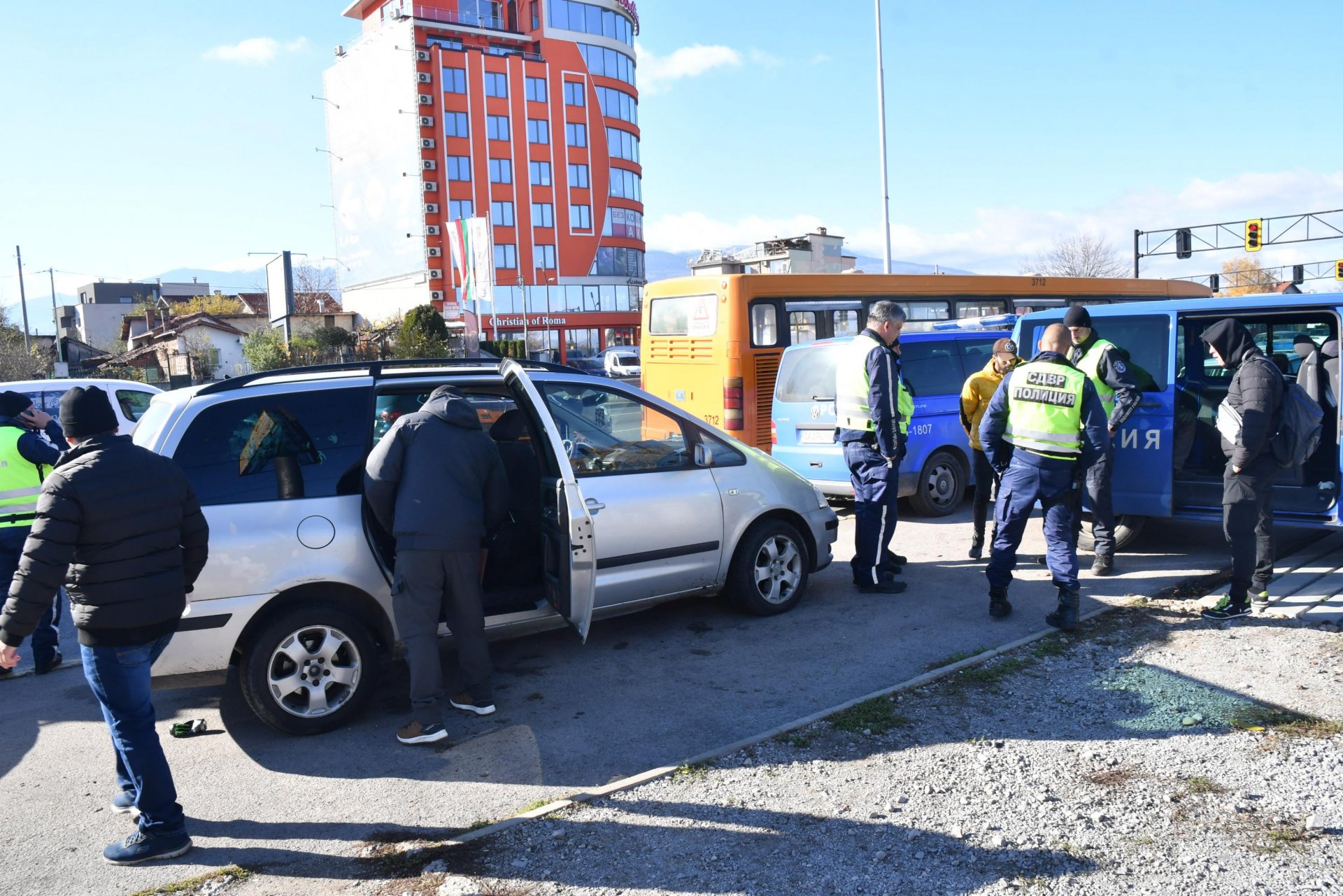 Ето какво се случи с тумбата мигранти в сръбски бус на столичното Цариградско шосе СНИМКИ 