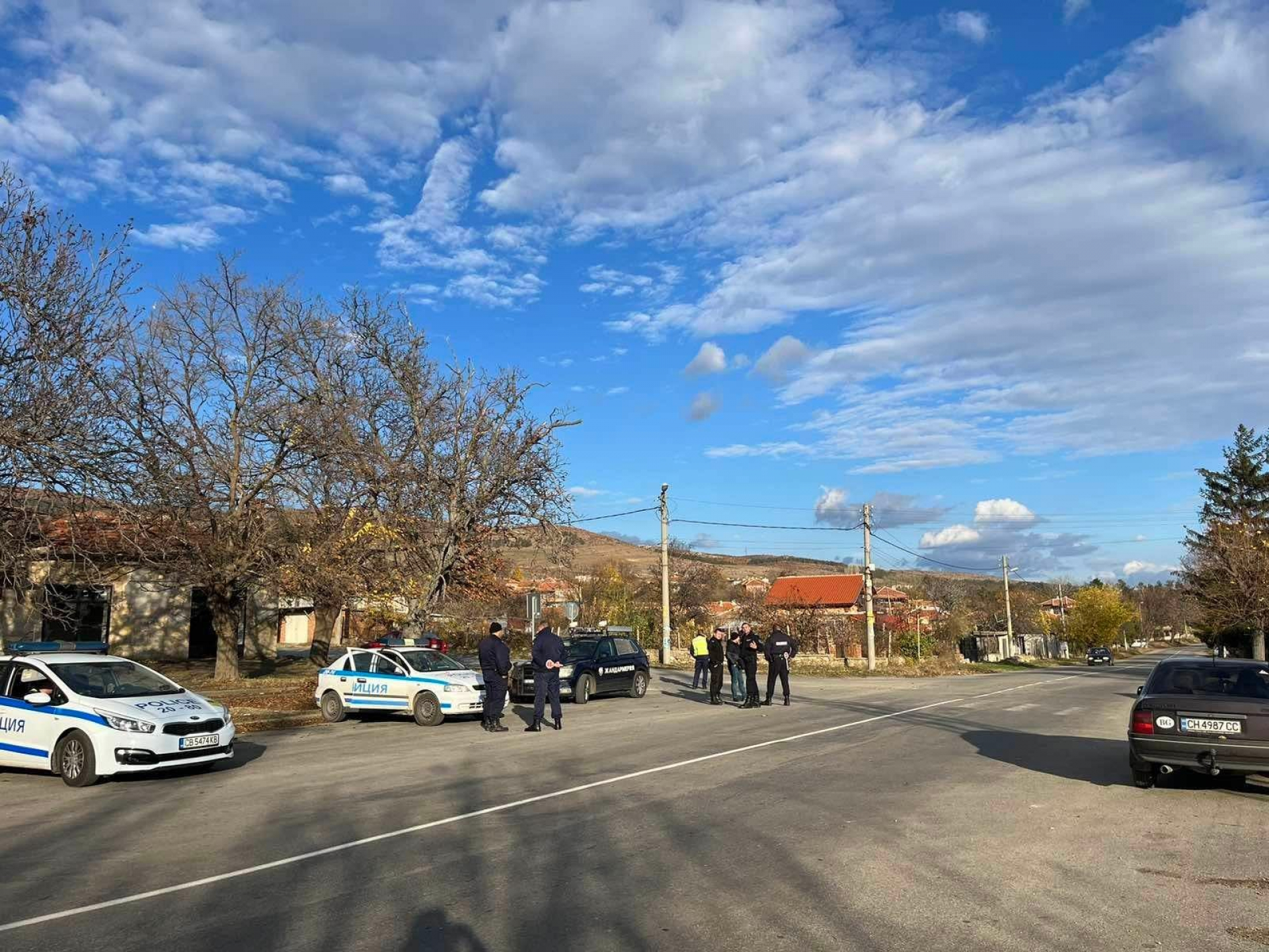 Полиция и жандармерия блокираха сливенско село, ето какво се случва СНИМКИ