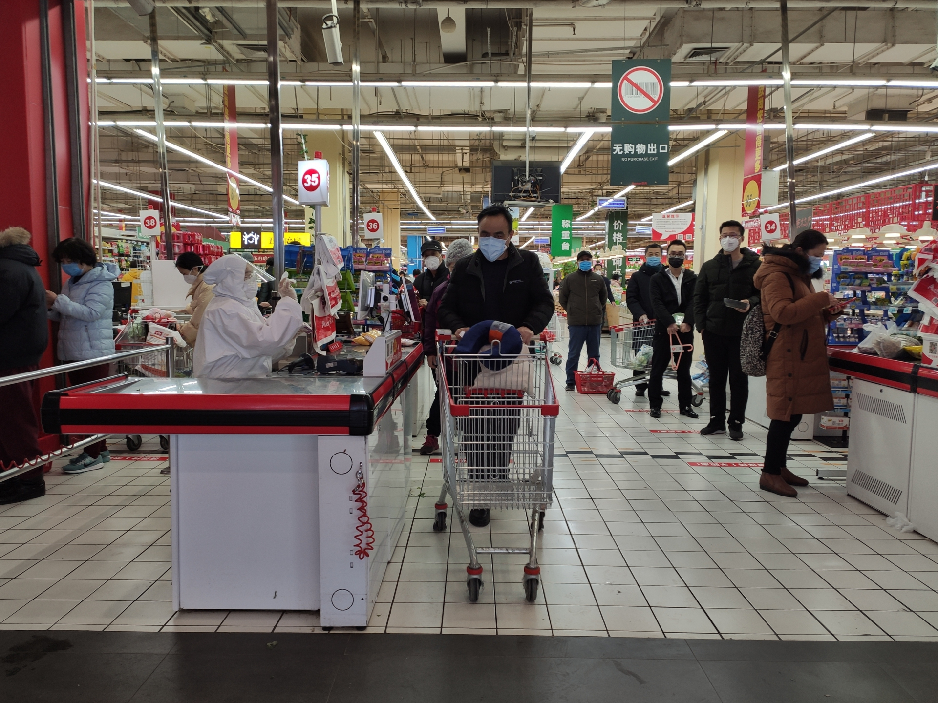 Паника! В Пекин опразниха магазините след отварянето на нови карантинни центрове