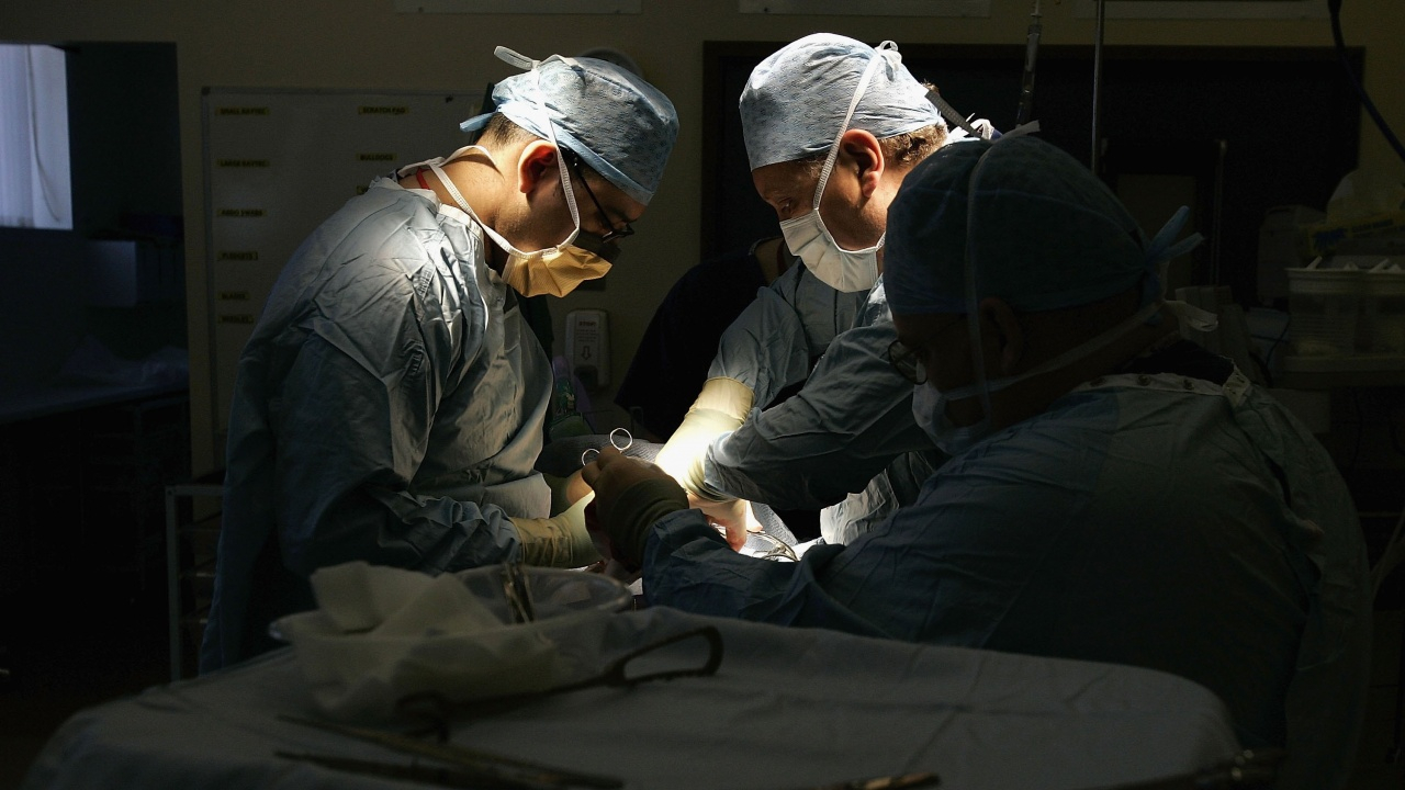 Хирурзи в Киев оперираха 3-месечно бебе под светлините на фенерче