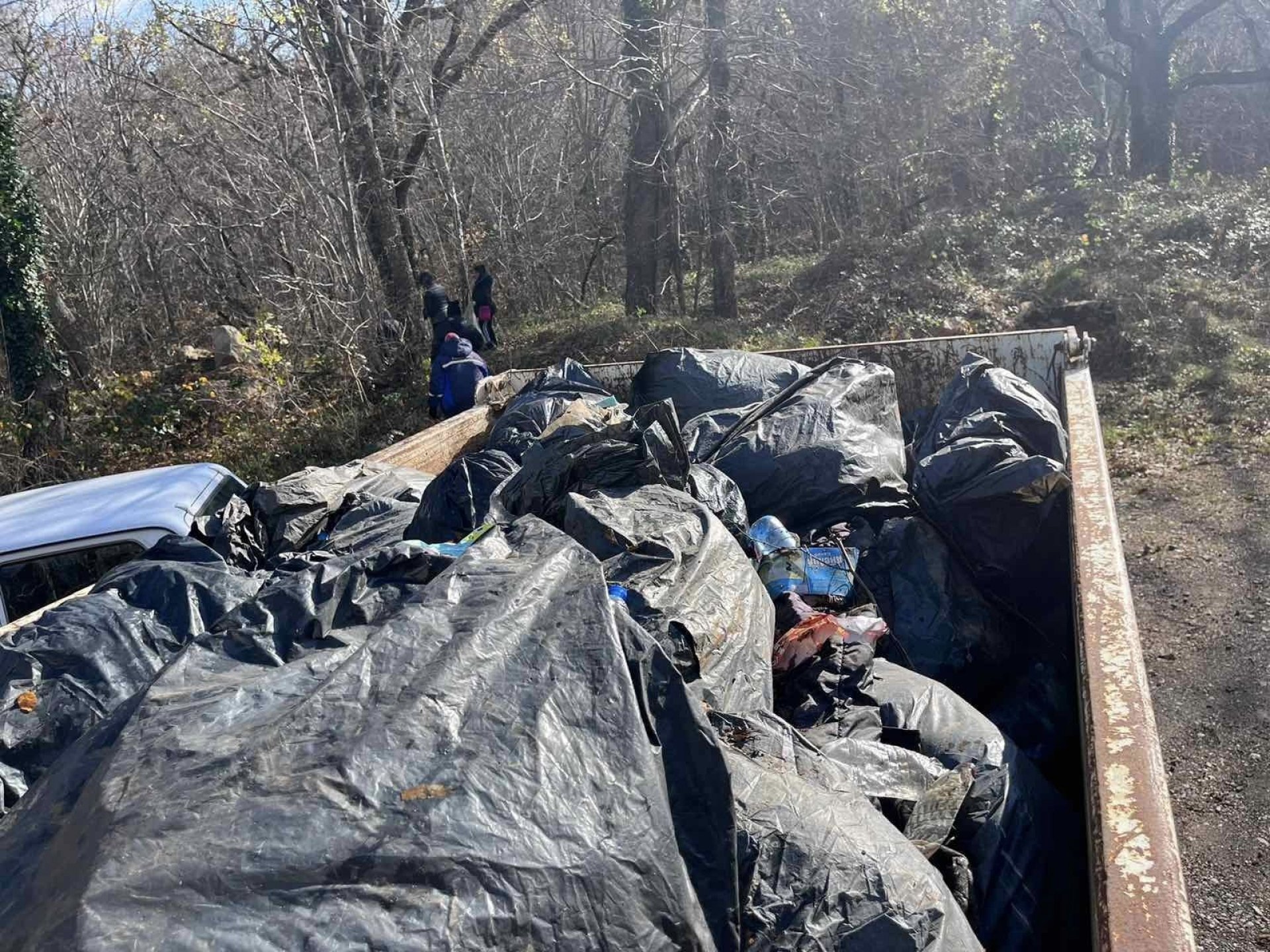 Свинщина! Ордите бежанци заляха Странджа с тонове боклуци, гледката е гнусна и потресаваща СНИМКИ