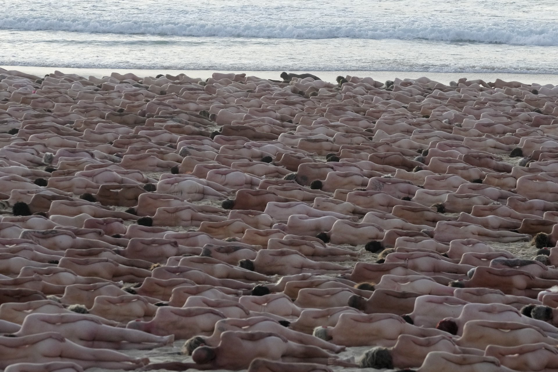 Хиляди нудисти се събраха на плаж в Австралия, за да... СНИМКИ