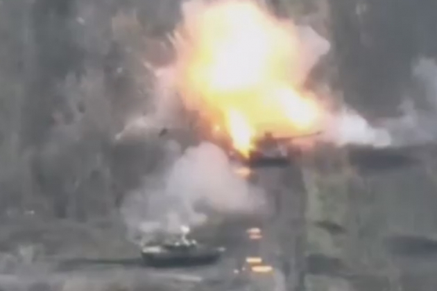 ВИДЕО от войната: Руски танк унищожи украински със стрелба от упор 