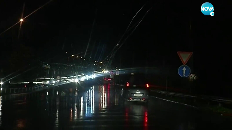 Кражба на кабел остави част от Аспаруховия мост без осветление