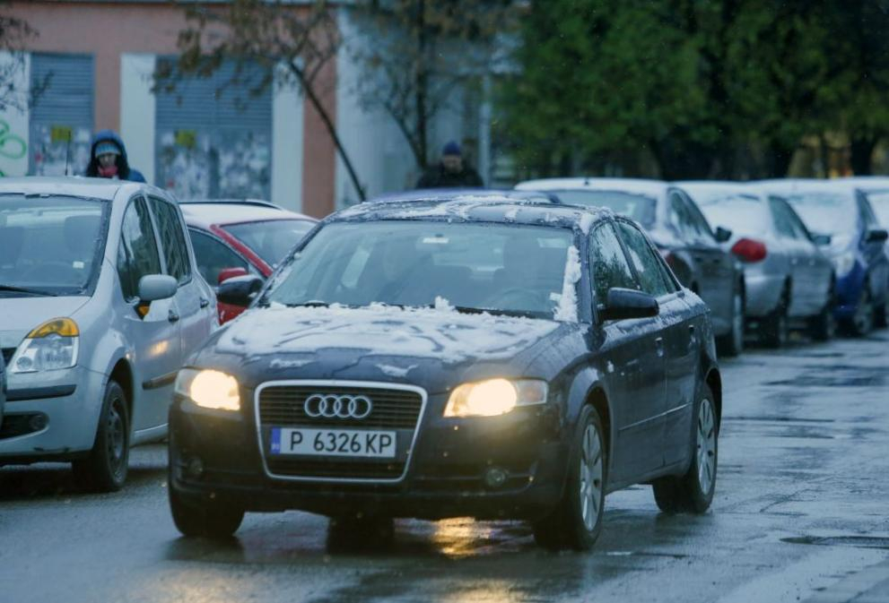 Първи сняг падна в София, обработват улиците срещу заледяване СНИМКИ