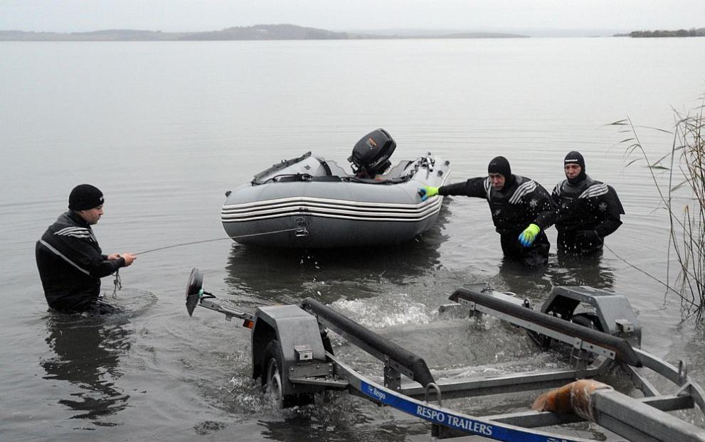 Извънредно! Откриха гумената лодка на изчезналите рибари Ивелин и Петър СНИМКИ