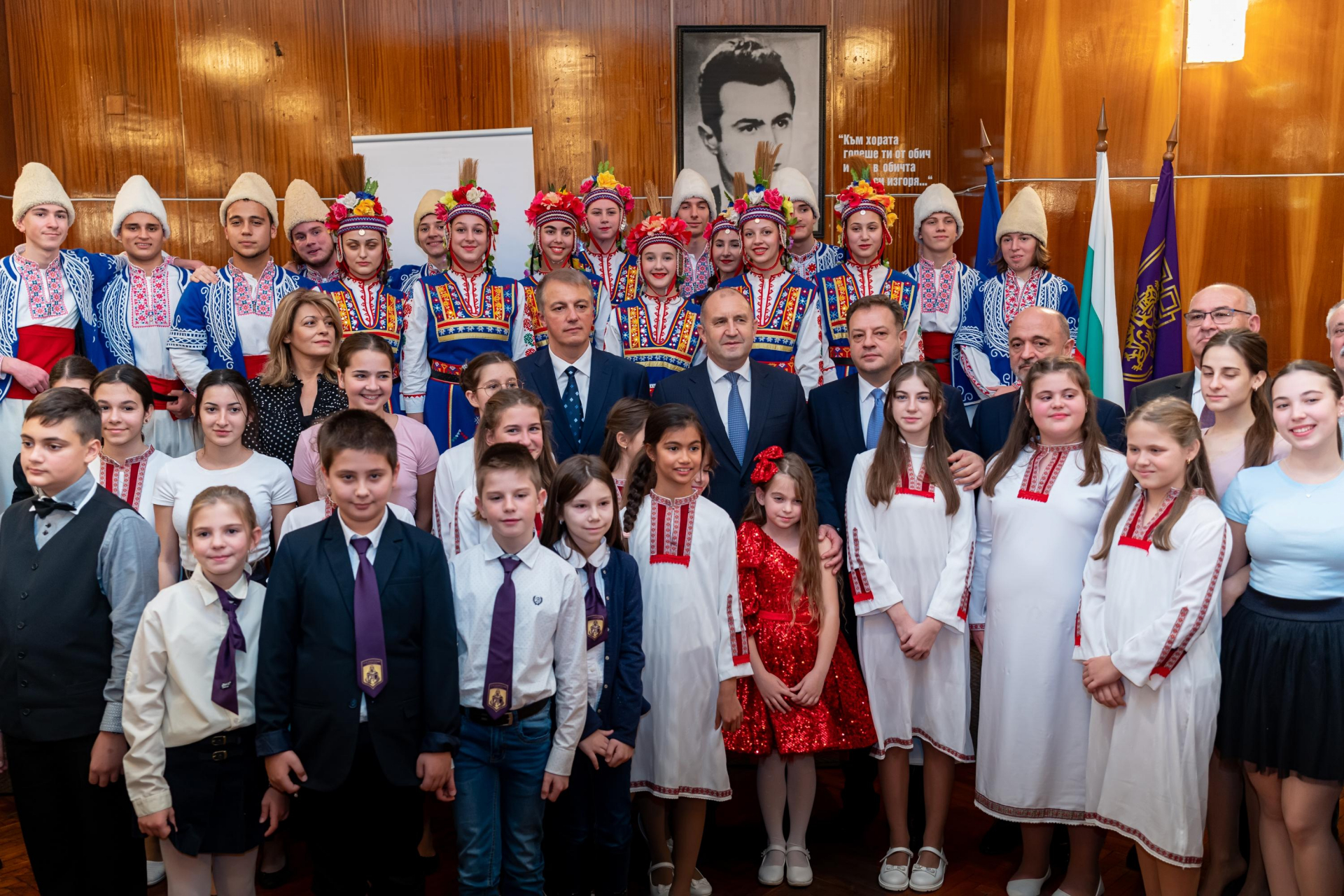 Румен Радев даде старт на "Българската Коледа" СНИМКИ