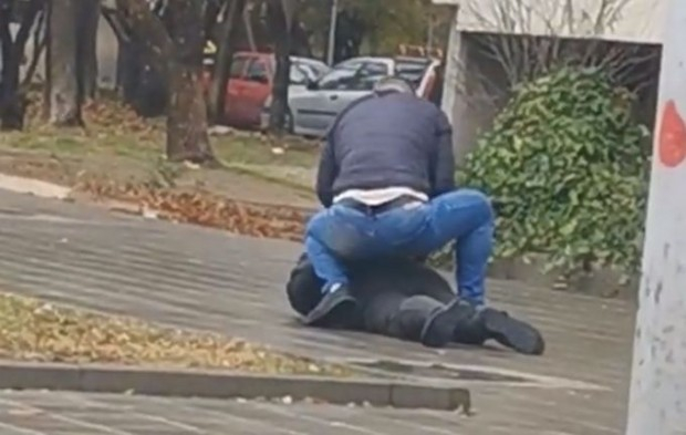 Шок в Пловдив! Тръшнаха дядо на тротоар и го заплашиха с пистолет ВИДЕО