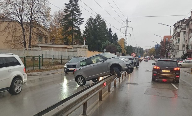 Дъжд заваля и в София настана голяма олелия СНИМКИ