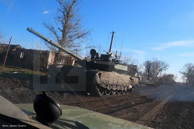 Руски танкове Т-90 "Пробив" започнаха да щурмуват Бахмут, ВСУ изпрати на помощ брониран отряд ВИДЕО