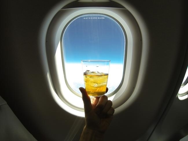 Пътник препи с уиски и стори нещо скандално на стюардеса