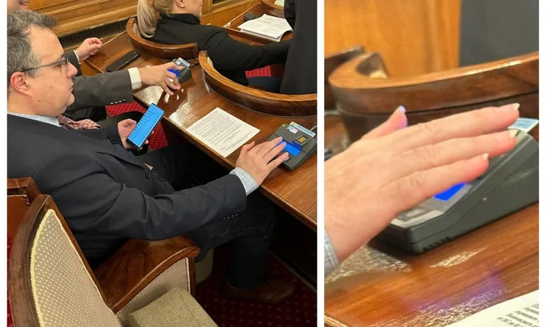 Стоян Михалев от ДБ шокира с маникюр в парламента СНИМКИ 