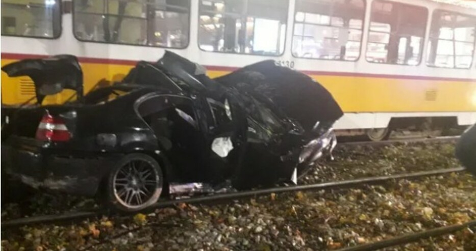 Извънредно в БЛИЦ: Бясна каскада на BMW с трамвай в София, има много пострадали СНИМКИ
