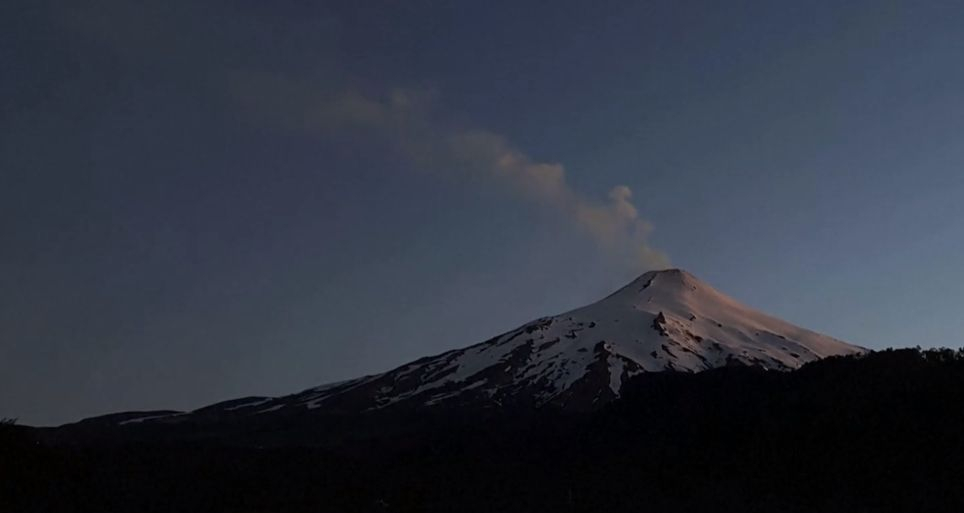 Тревога в Чили: Вулканът Вилярика се активизира ВИДЕО