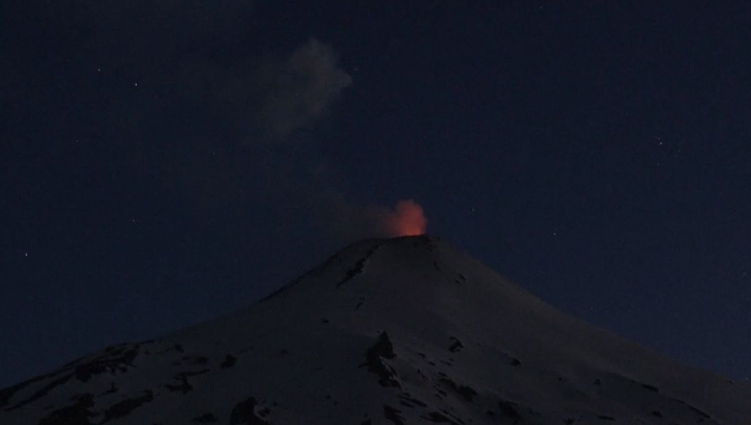 Тревога в Чили: Вулканът Вилярика се активизира ВИДЕО