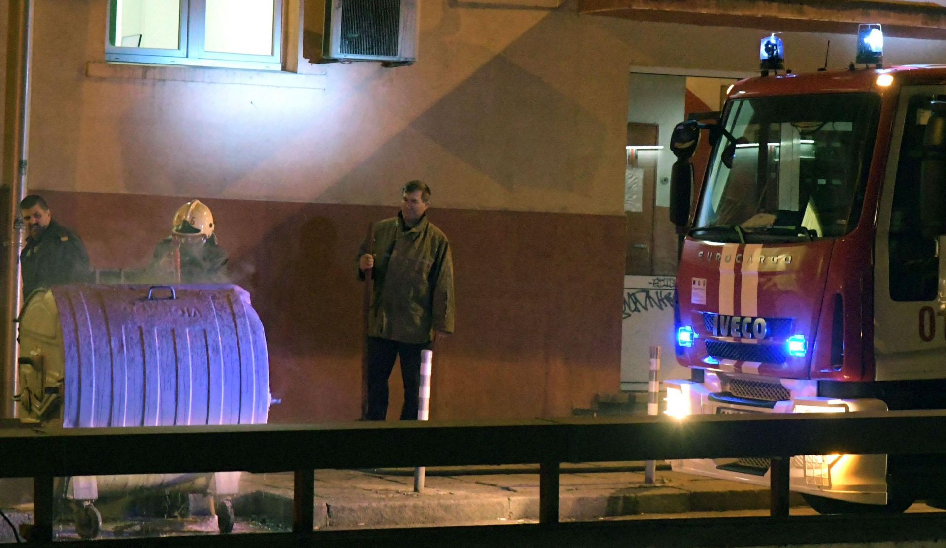 Варненски пожарникари влязоха в контейнер за боклук и спасиха живот СНИМКИ