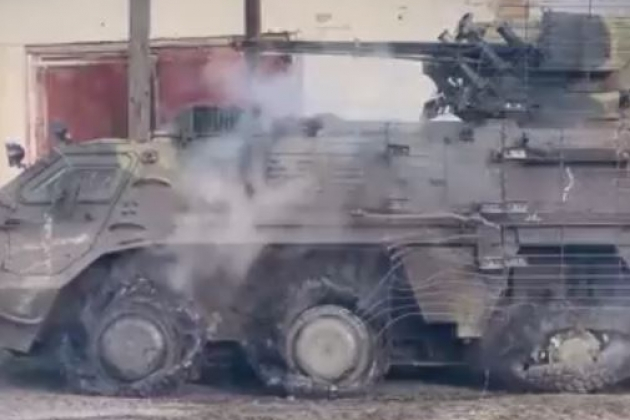 ВИДЕО от войната: Поразен украински БТР-4Е се мъчи да се спаси с пълзене