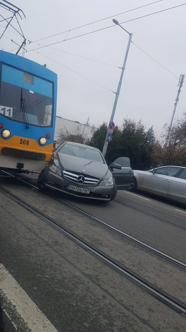 Нов екшън между трамвай и мерцедес в София СНИМКА